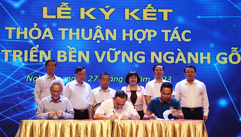 Lễ ký thoả thuận hợp tác phát triển bền vững ngành gỗ.