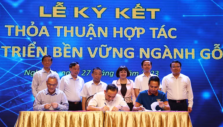 Lễ ký thoả thuận hợp tác phát triển bền vững ngành gỗ.