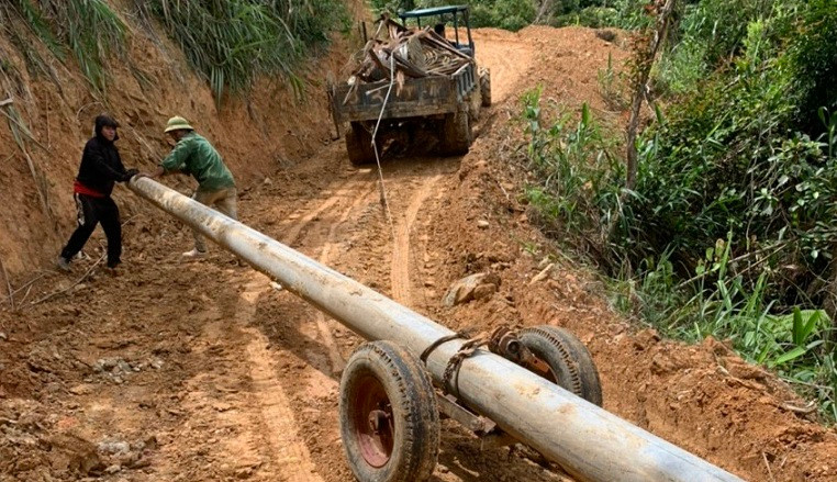 Mở đường thi công để sớm đưa điện lưới vào các bản còn lại ở xã Tri Lễ. Mở đường thi công để sớm đưa điện lưới vào các bản còn lại ở xã Tri Lễ.