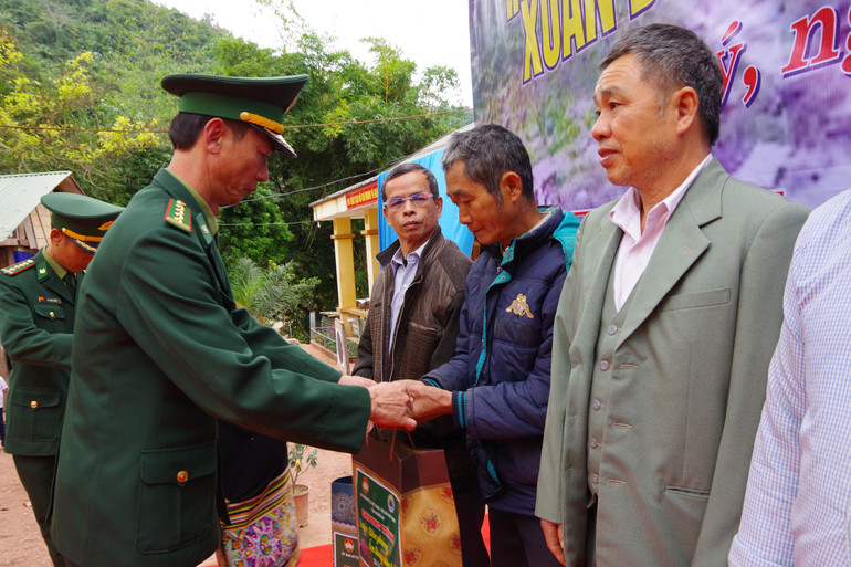Đại tá Lê Như Cương, Chính ủy Bộ đội Biên phòng Nghệ An tặng quà cho người dân xã miền núi biên giới Mỹ Lý (Kỳ Sơn).