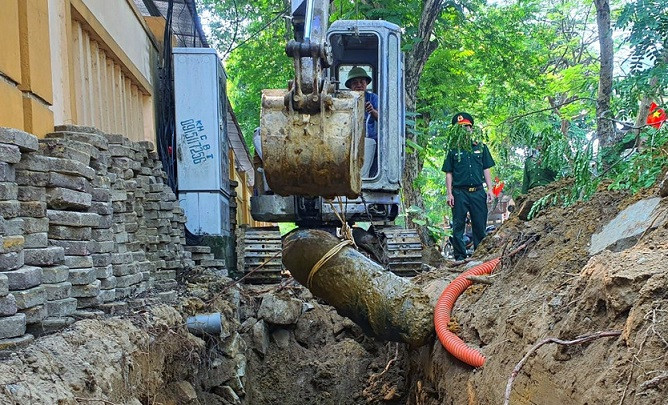 Quả bom phá, có đường kính 40cm, dài 110cm còn nguyên kíp nổ và trọng lượng khoảng 340kg.