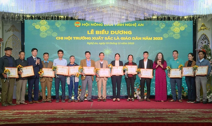 Tặng bằng khen cho các chi hội trưởng Hội nông dân xuất sắc là giáo dân.