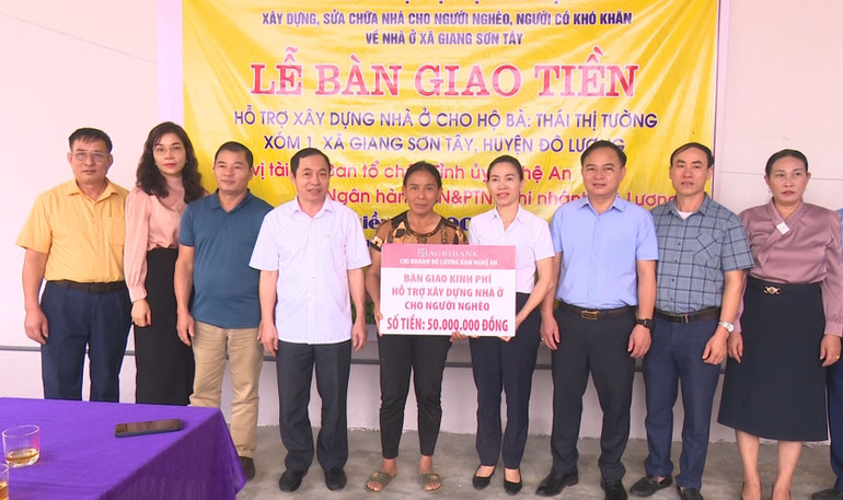 Ban Tổ chức Tỉnh ủy Nghệ An trao tiền hỗ trợ xây nhà cho người nghèo ở xã Giang Sơn Tây, huyện Đô Lương.