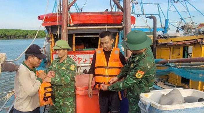 Bộ đội Biên phòng Nghệ An vừa kêu gọi tàu thuyền vào bờ, vừa hướng dẫn ngư dân nơi neo đậu tàu, thuyền bảo đảm an toàn.