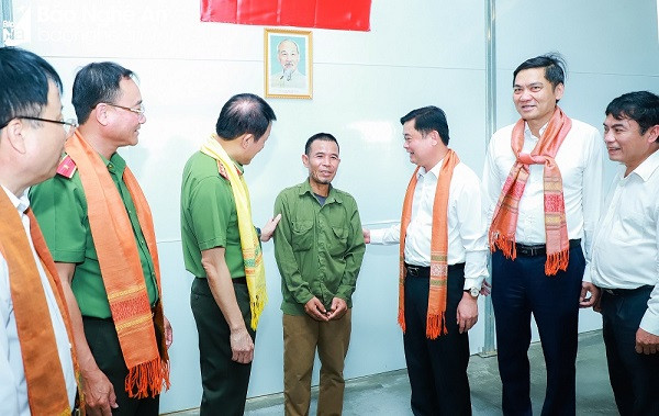 Niềm vui của người dân khi được nhận nhà mới do lực lượng lượng công an tài trợ xây dựng.