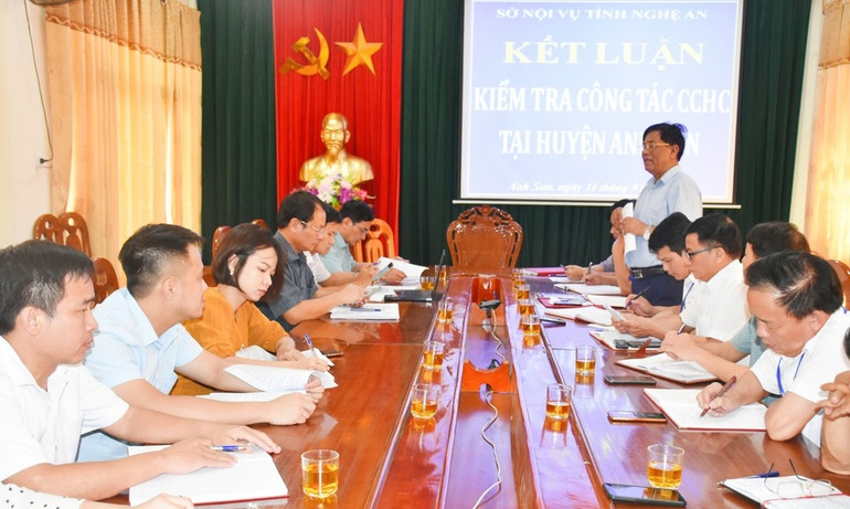 Kiểm tra công vụ ở huyện Anh Sơn.