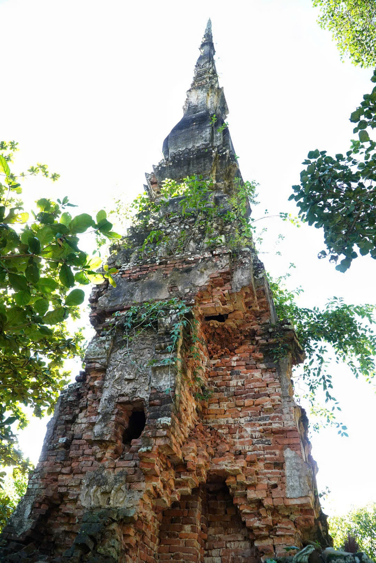 Một góc tháp bị đổ sập.