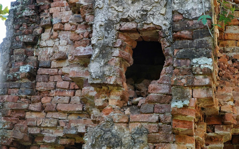 Xuất hiện nhiều vết nứt lớn và lỗ thủng nguy cơ tháp bị đổ sập bất cứ lúc nào.