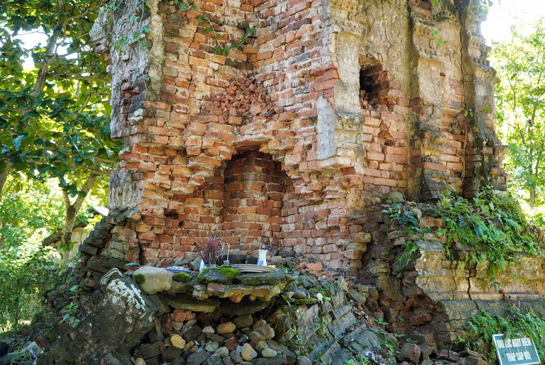 Tốc độ đổ sập diễn ra ngày một nhanh, một góc thân tháp đã bị độ sập hoàn toàn.