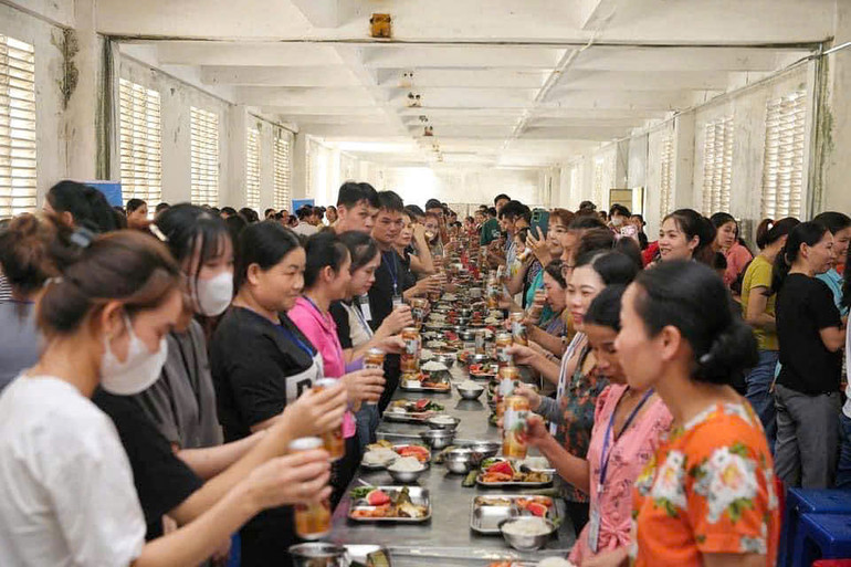 Các đơn vị sôi nổi tổ chức các "bữa ăn Công đoàn" cho công nhân, người lao động. Các đơn vị sôi nổi tổ chức các "bữa ăn Công đoàn" cho công nhân, người lao động.