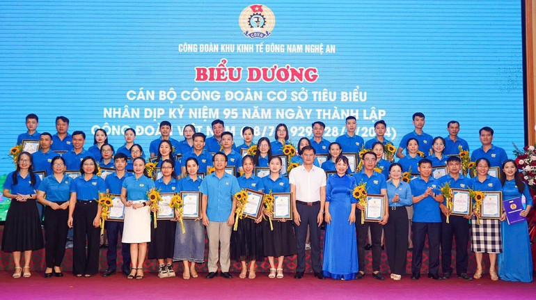 Công đoàn Khu kinh tế Đông Nam biểu dương cán bộ công đoàn cơ sở tiêu biểu. Công đoàn Khu kinh tế Đông Nam biểu dương cán bộ công đoàn cơ sở tiêu biểu.