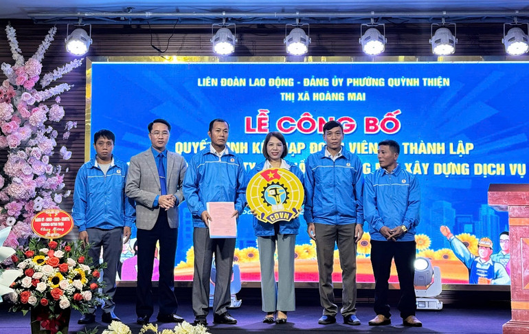 Lễ công bố kết nạp đoàn viên và thành lập công đoàn Công ty cổ phần Thương mại xây dựng dịch vụ môi trường Hoàng Mai. Lễ công bố kết nạp đoàn viên và thành lập công đoàn Công ty cổ phần Thương mại xây dựng dịch vụ môi trường Hoàng Mai.