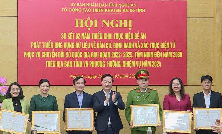 Trao Bằng khen cho các tập thể có nhiều thành tích trong triển khai Đề án 06.