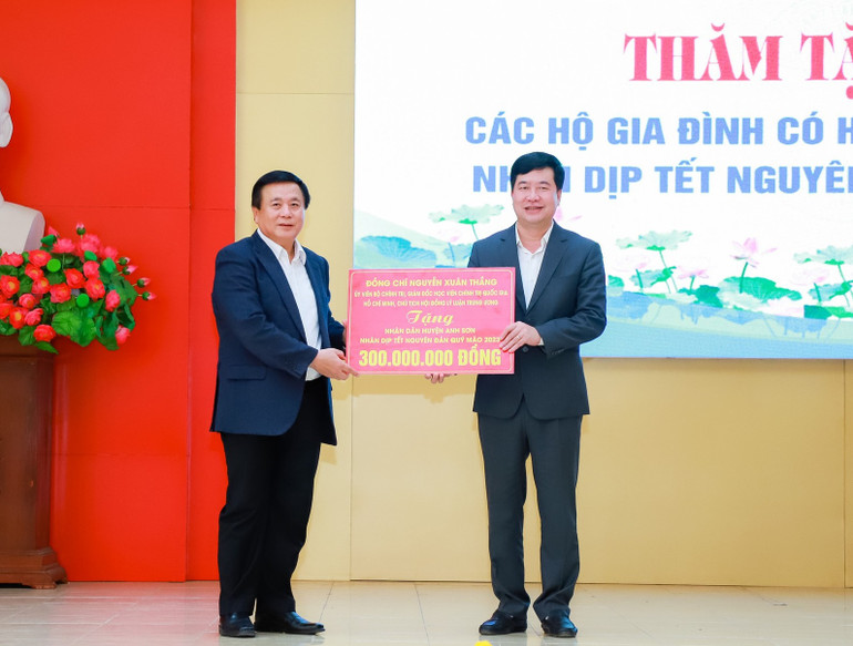 Tặng nhân dân huyện Anh Sơn 300 triệu đồng.