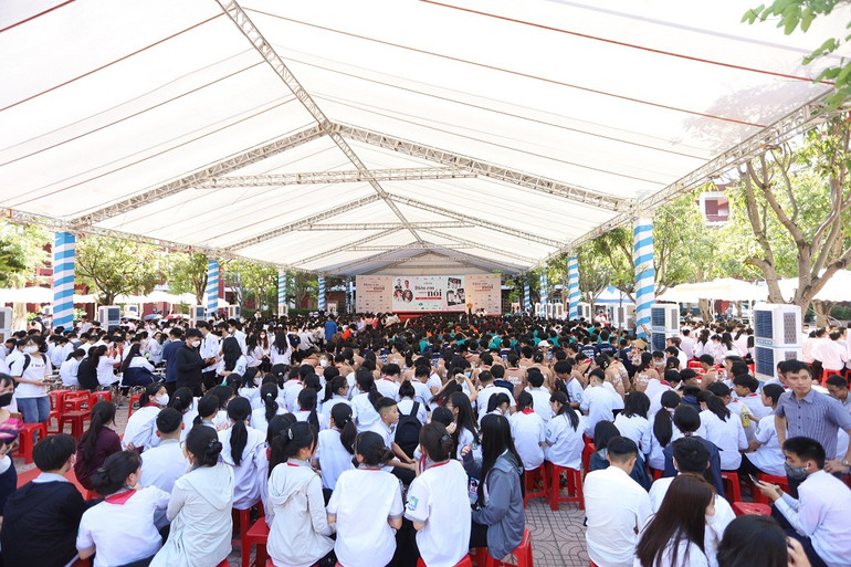 Đông đảo học sinh ở thành phố Vinh tham gia.