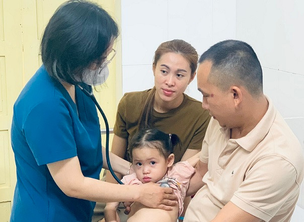 Các bác sĩ thăm khám cho Nát Sa sau ca phẫu thuật. (Ảnh: Hoàng Yến)