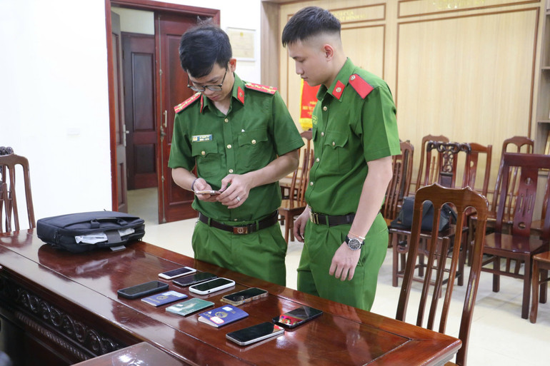 Cơ quan Công an kiểm tra tang vật chuyên án. Cơ quan Công an kiểm tra tang vật chuyên án.