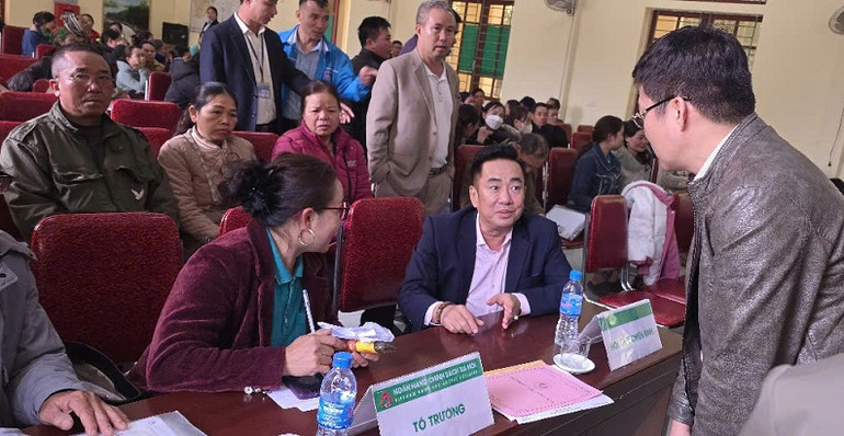 Phó Tổng Giám đốc Ngân hàng Chính sách xã hội Huỳnh Văn Thuận kiểm tra tình hình hoạt động vay vốn ưu đãi tại điểm giao dịch xã Tiền Phong.