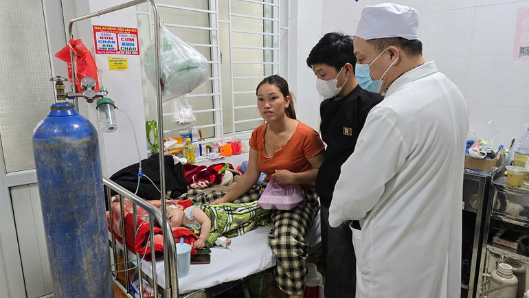 Các bệnh nhân nhí ở Khoa Bệnh nhiệt đới, Bệnh viện Sản-Nhi Nghệ An bị mắc sởi, biến chứng nặng, suy hô hấp buộc phải thở oxy.