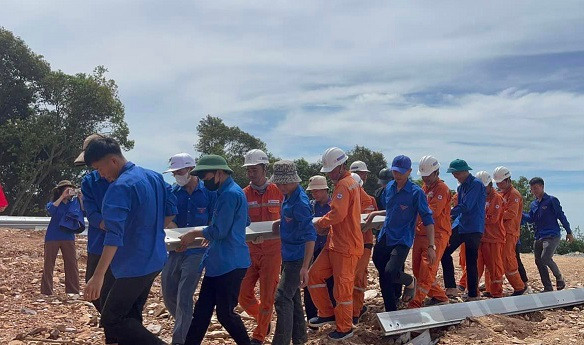 Các thanh niên tình nguyện tham gia vận chuyển vật tư, thiết bị vào điểm thi công.