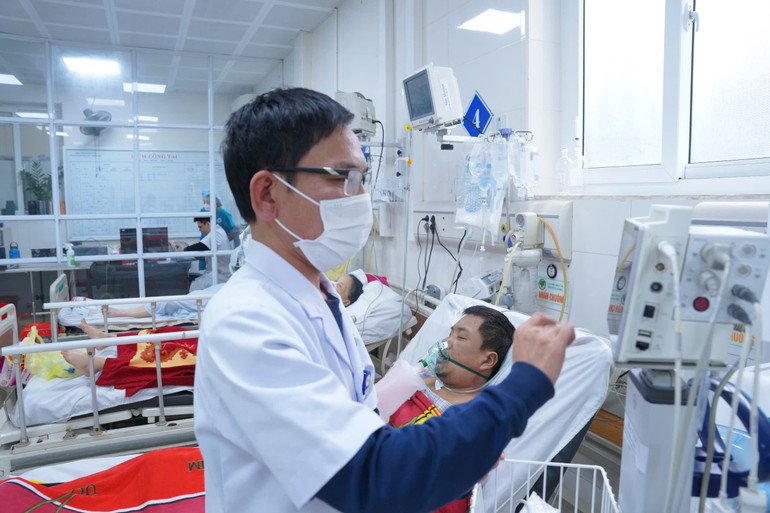 Với thiết bị hiện đại, bệnh nhân được theo dõi cận thận và dần hồi phục.