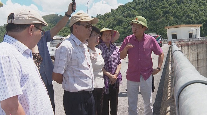 Đoàn công tác thị sát công trình hồ chứa nước Bản Mồng.