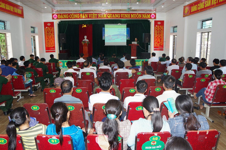 Bộ đội Biên phòng Nghệ An tổ chức tuyên truyền tập trung đến các chủ phương tiện, thuyền trưởng và ngư dân. Bộ đội Biên phòng Nghệ An tổ chức tuyên truyền tập trung đến các chủ phương tiện, thuyền trưởng và ngư dân.