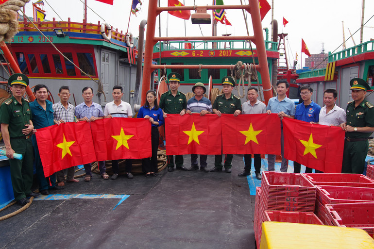 Trao tặng cờ Tổ quốc cho các chủ phương tiện tàu cá. Trao tặng cờ Tổ quốc cho các chủ phương tiện tàu cá.