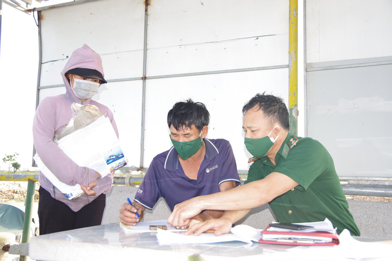 Tổ chức cho chủ tàu, thuyền trưởng ký cam kết không vi phạm khai thác IUU. Tổ chức cho chủ tàu, thuyền trưởng ký cam kết không vi phạm khai thác IUU.