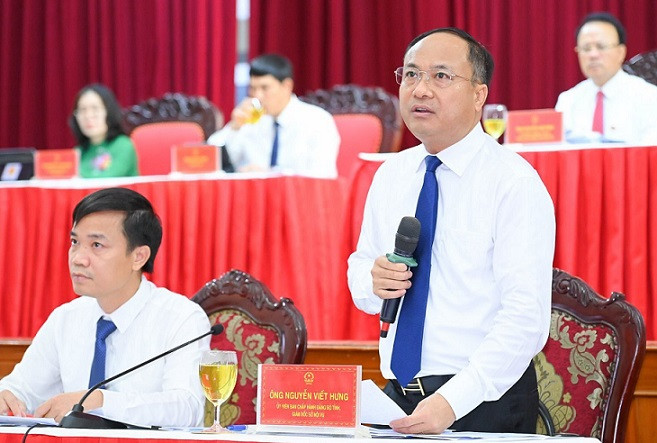 Giám đốc Sở Nội vụ Nghệ An Nguyễn Viết Hưng trả lời chất vấn về sắp xếp đội ngũ cán bộ dôi dư sau sáp nhập.