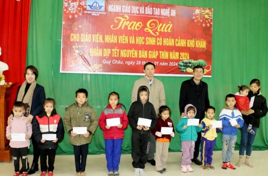 Tặng quà cho học sinh nghèo huyện Quỳ Châu.