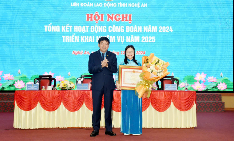 Thừa ủy quyền của Thủ tướng Chính phủ, Chủ tịch Liên đoàn Lao động tỉnh Nghệ An Kha Văn Tám trao Bằng khen cho cá nhân có thành tích xuất sắc.