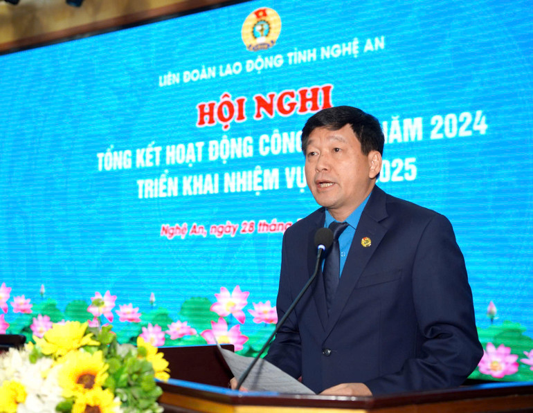 Chủ tịch Liên đoàn Lao động tỉnh Nghệ An Kha Văn Tám phát biểu tại hội nghị.