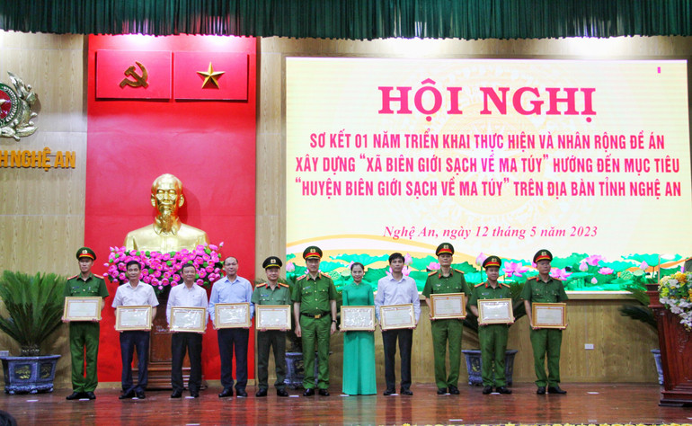 Khen thưởng cho các tập thể và cá nhân có thành tích xuất sắc trong thực hiện Đề án xây dựng "Xã biên giới sạch về ma tuý".