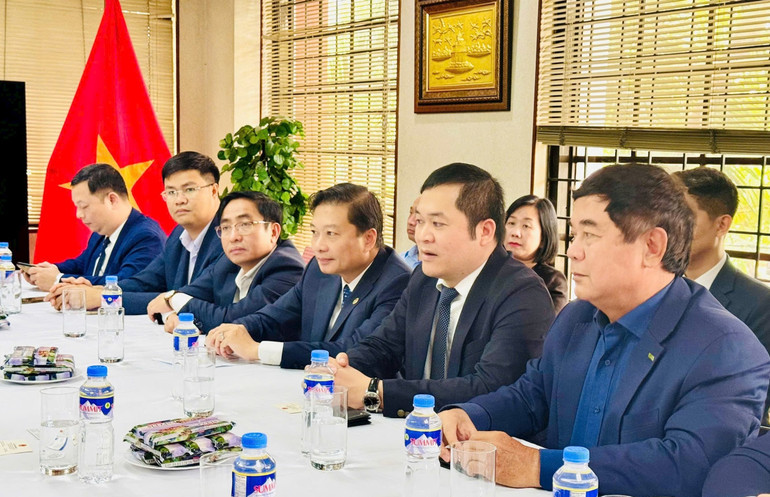 Đoàn Nghệ An làm việc với Thương vụ Việt Nam tại Philippines. Đoàn Nghệ An làm việc với Thương vụ Việt Nam tại Philippines.