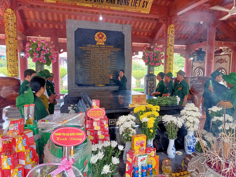 Nhiều đoàn cựu chiến binh, thanh niên xung phong về dâng hương hoa tại Khu di tích Truông Bồn.