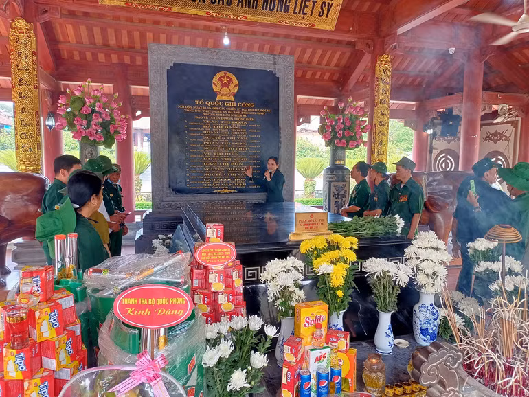 Nhiều đoàn cựu chiến binh, thanh niên xung phong về dâng hương hoa tại Khu di tích Truông Bồn.