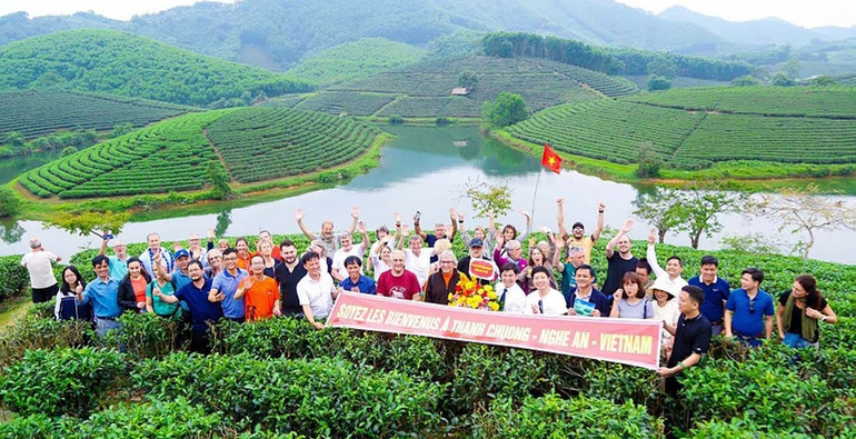 Du khách quốc tế đến tham quan Đảo Chè (Thanh Chương). Ảnh: Đình Tuyên