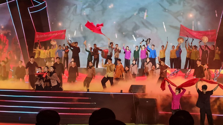 Chương trình nghệ thuật “555 năm đất và người Thanh Chương”. (Ảnh: Dũng Nghệ)