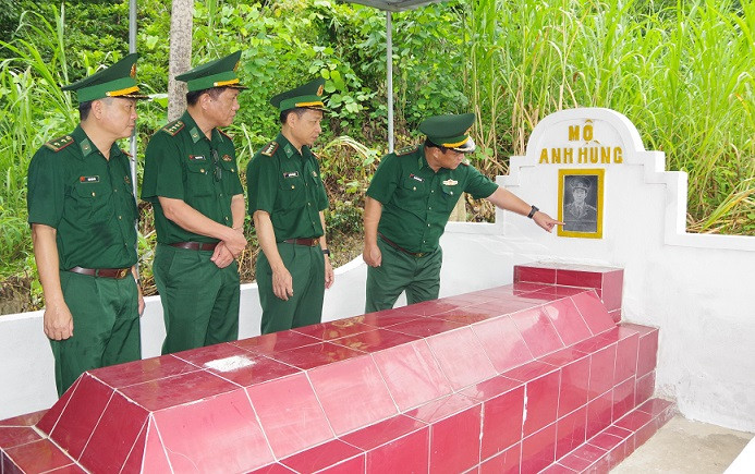 Dâng hương tại mộ Anh hùng, Liệt sĩ Và Bá Giải.