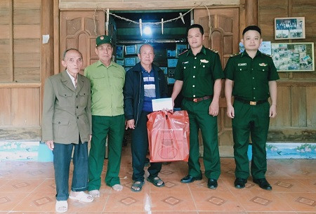 Đồn Biên phòng Mỹ Lý tặng quà thân nhân Anh hùng, Liệt sĩ Và Bá Giải.