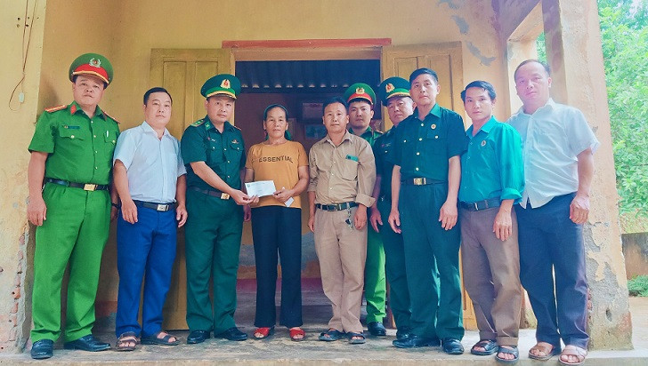 Đồn Biên phòng Nậm Càn phối hợp địa phương tặng quà gia đình Anh hùng, Liệt sĩ Và Tổng Khư.