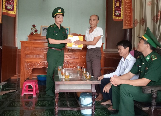 Đồn Biên phòng Phúc Sơn thăm hỏi, tặng quà các gia đình chính sách trên địa bàn.