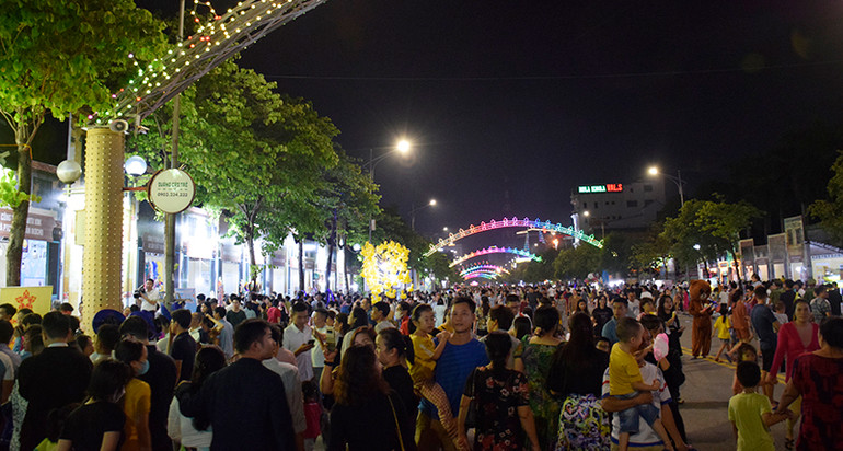 Chương trình đã thu hút một lượng lớn người dân và du khách đến thăm các gian hàng cùng trải nghiệm thú vị.