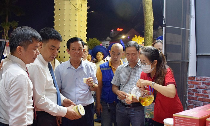 Tham quan gian hàng đặc sản xứ Nghệ. (Ảnh: Thúy Quỳnh)