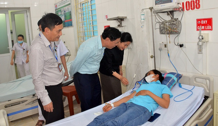 Thăm hỏi bệnh nhân bị ngộ độc đang điều trị tại Bệnh viện Đa khoa huyện Yên Thành. Thăm hỏi bệnh nhân bị ngộ độc đang điều trị tại Bệnh viện Đa khoa huyện Yên Thành.