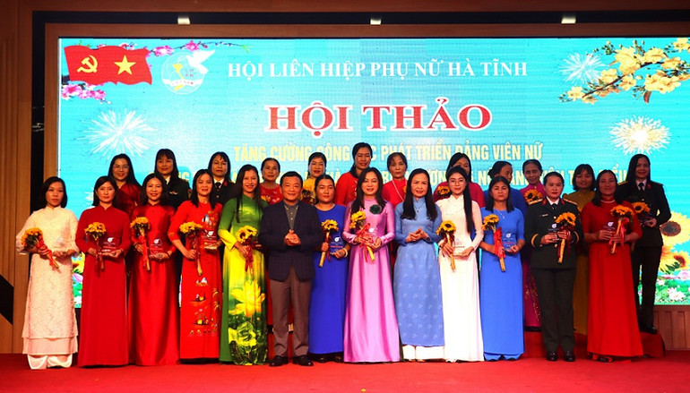 Vinh danh các nữ đảng viên tiêu biểu toàn tỉnh Hà Tĩnh.