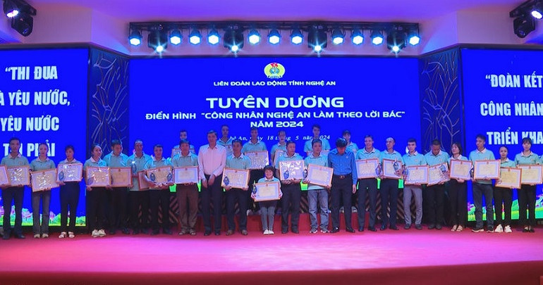 Tuyên dương các công nhân tiêu biểu. Tuyên dương các công nhân tiêu biểu.