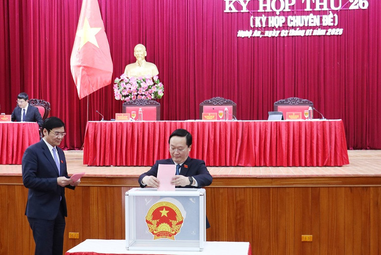 Đồng chí Lê Hồng Vinh, Phó Bí thư Tỉnh ủy, Phó Chủ tịch Thường trực Ủy ban nhân dân tỉnh được bầu giữ chức Chủ tịch Ủy ban nhân dân tỉnh Nghệ An với 100% đại biểu có mặt tán thành.