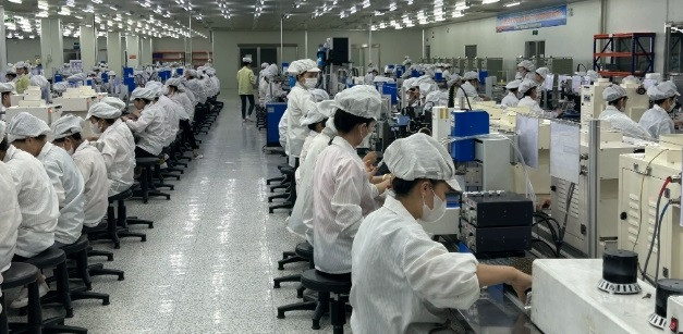 Lắp ráp linh kiện điện tử ở Khu Kinh tế Đông Nam. (Ảnh Trân Châu)